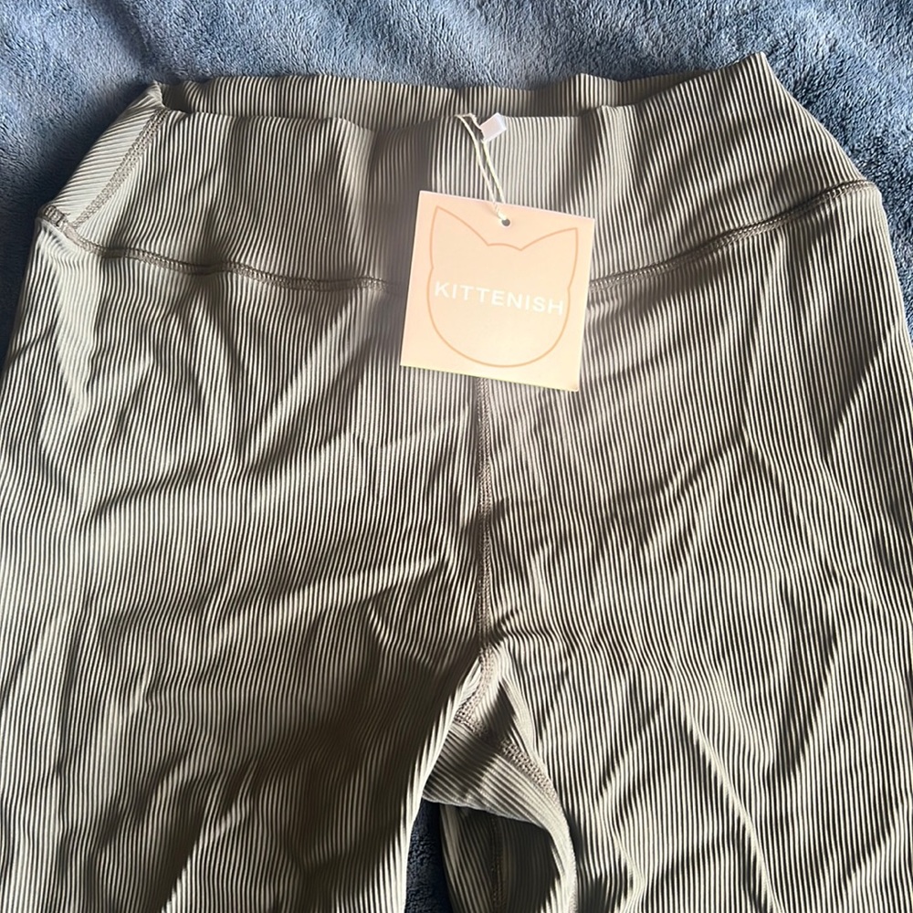 Kittenish ribbed leggings